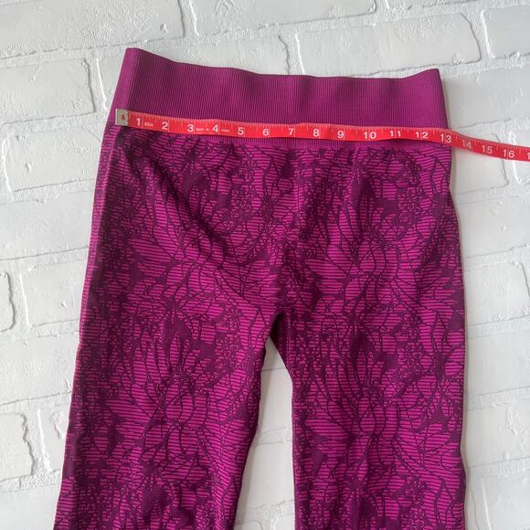 Fabletics Purple Fuschia Floral Compression Capri Leggings Yoga Pants-sz S - Picture 6 of 6